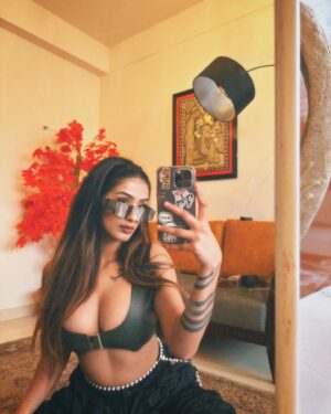 Shambhavi Singh Instagram - She's a baddie 
She know she's a 10 🖤