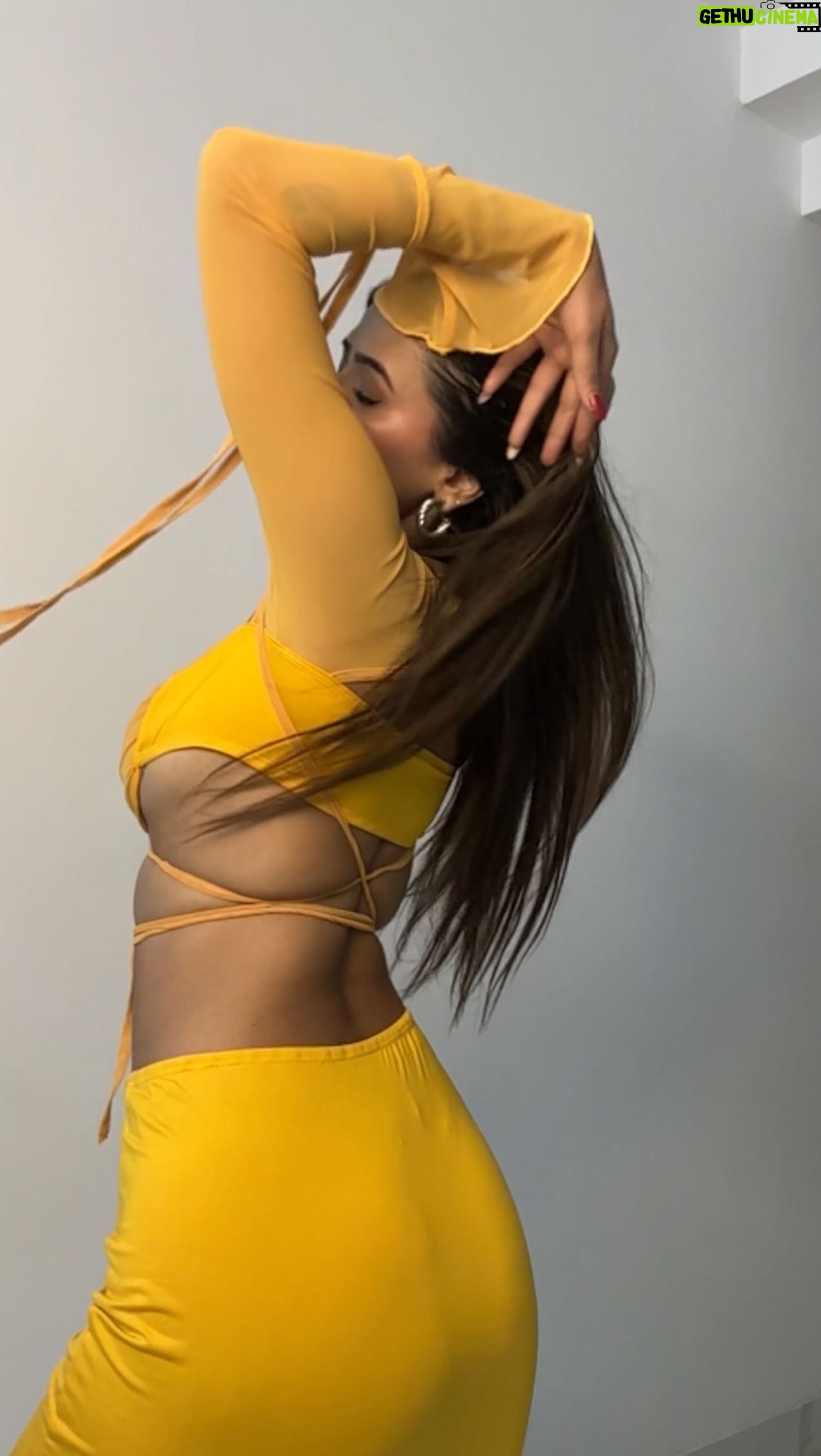 Shambhavi Singh - 274.2K Likes - Deep neck kameez mein se tattoo uska jhaanke👀💛
.
.
.
.
.
.
.
#classmate #fashion #transition #slomo #explore #explorepage #fyp #trending #reels #reel