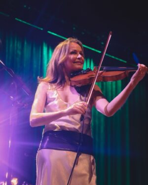 Sharon Corr Instagram - ❄️🩵🫶🏽 It may be over a week ago, but we haven’t forgotten about you Sheffield ✨☃️☺️
✨
📷 @elfie_germein