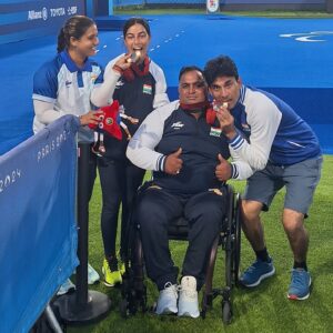 Sheetal Devi Instagram - Jai Mata Di!! 

WE DID IT ❤️🇮🇳... 

Sharing some special moments post-medal ceremony with my incredible mixed doubles partner Rakesh Kumar and our coaches Kuldeep Vedwan sir and Abhilasha ma’am. 

Thank you, India! 🇮🇳 Overwhelmed with gratitude for the unconditional love and support from all of you! ❤️🇮🇳🧿