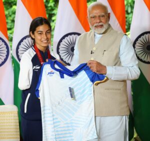 Sheetal Devi Instagram - Humbled and grateful to present an autographed Indian jersey to PM Shri @narendramodi Ji. 

Thank you, sir, for the motivating words and blessings, which serve as a constant source of inspiration.