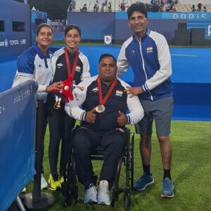 Sheetal Devi Instagram - Jai Mata Di!! 

WE DID IT ❤️🇮🇳... 

Sharing some special moments post-medal ceremony with my incredible mixed doubles partner Rakesh Kumar and our coaches Kuldeep Vedwan sir and Abhilasha ma’am. 

Thank you, India! 🇮🇳 Overwhelmed with gratitude for the unconditional love and support from all of you! ❤️🇮🇳🧿