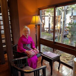 Sheila Cliffe Instagram - Merry Christmas from Hatsuneya in Kawagoe! メリークリスマス🎄🎁！　#japaneseculture #japanesefashion #japanesestyle #sotd #stylista #tokyofashion  #over60style #over60andfabulous #over60 #grayhair #kimonobijin #advancedstyle #きもの  #きものコーディネート #着物  #着物生活 #着物好き #着物でお出かけ  #趣着物