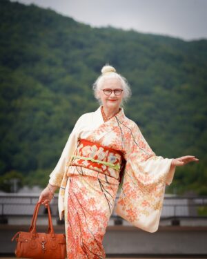 Sheila Cliffe Instagram - ✨ ✨👘シーラと着物レンタルIfu.(@ifu_kyoto_kimono)の初コラボ👘✨
コーディネートした3着は嵐山の景観と相まってとても素敵💕

\シーラ・コーデ 訪問着  紅葉/
日本の秋を体現したような紅葉は遠くからでも目を引く美しさ！！
美しさの中に水墨画のような楓の枝が”力強くかっこよさ”も滲ませます。

\シーラ・コーデ 小紋 椿/
藍色地に染め上げられた紬の着物は、独特の魅力を放ち、温もりを感じさせる一着！
椿は「忍耐」や「生命力」の象徴🕊️
さらに帯にも取り入れたことでより一層魅力に。

\シーラ・コーデ 小紋 向日葵/
すべてに鮮やかな色を取り入れながらも、まとまりのあるコーディネート🌻
大きな向日葵の帯をあわせる事でよりインパクトのある着こなしを。

着物レンタルIfu.でしか着ることができないオリジナル着物を楽しんでいただけると嬉しいです♪
Ifu.でお好きな着物、帯、小物などでお好みのコーディネートをお楽しみください🌷

自由に、そして楽しむことが一番魅力的ですよ！！
ぜひ嵐山へ行く際は「着物」を楽しんでください😊

○利用者限定！ 駅屋上で撮影可能
ここでしか見られない360度の嵐山の絶景を背景に撮影していただけます。
限定開放のため、人の映り込みなど気にせずOK📷✨
ぜひ素敵なロケーションをお楽しみください！

#sheilacliffe #嵐山 #京都観光スポット #着物で京都巡り
#インスタ映えスポット #着物コーデ #アンティーク着物
#日本の美 #日本を感じる旅 #kyotokimono #japanesestyle #Arashiyama