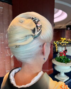 Sheila Cliffe Instagram - At the Westin, Tokyo. #japaneseculture #japanesefashion #japanesestyle #sotd #stylista #tokyofashion  #over60style #over60andfabulous #over60 #grayhair #kimonobijin #advancedstyle #きもの  #きものコーディネート #着物  #着物生活 #着物好き #着物でお出かけ  #趣着物