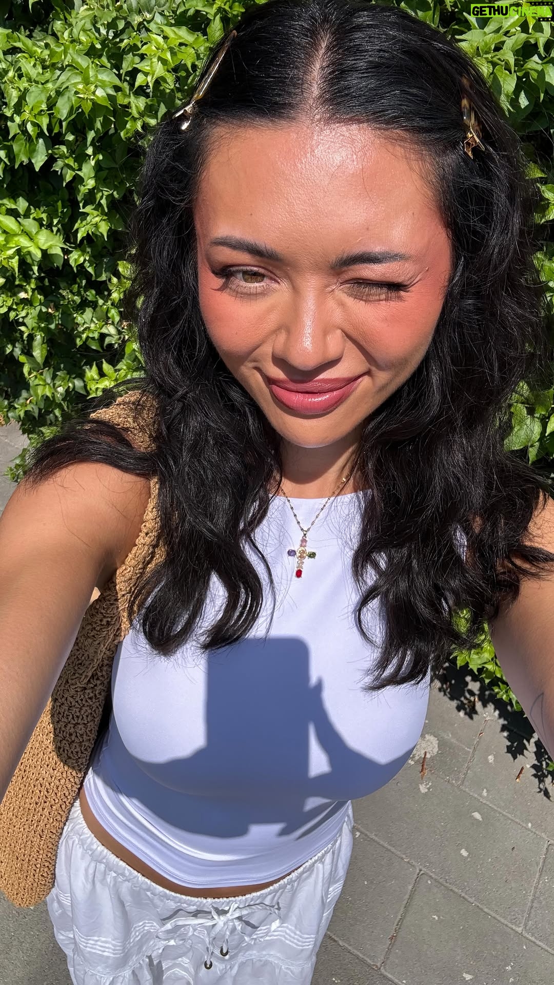 Shirly Karvinen - 1.4K Likes - Mun Bachelorin esiintymisvaatteista tulee joka viikko viestiä, kiitos siitä. 🥹 Se tuntuu erityisen hyvältä kun oon itse mietiskellyt niitä. Mä rakastan itse suunnitella projekteihin omat lookit, mulle se on osa esiintymistä. Iso kiitos tuottajalle @tuirelindstrom luottamuksesta kun saanut näin tehdä. 🥰❤️
Punainen puku on @vesasilver stailaama ja se on @turo1938 mittatilauspuku. ❤️
Sininen asu @mango
Valkoinen maxihame @vintagemagasinet
Leopardisetti @extroandvert
Farkkusetti @asos
Bachelor Suomi tänään taas klo 21 @mtv3suomi @mtvkatsomo 🌹🌹