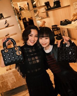 Shuri Instagram - @Dior

事務所の大切な仲間、
大好きなあんさん、
大好きな小夜ちゃんこと
みうにも会えて
とても嬉しい幸せな時間でした☺️

#SupportedByDior