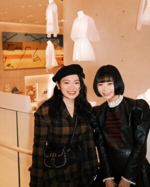 Shuri Instagram - @Dior

事務所の大切な仲間、
大好きなあんさん、
大好きな小夜ちゃんこと
みうにも会えて
とても嬉しい幸せな時間でした☺️

#SupportedByDior