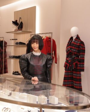 Shuri Instagram - @Dior さん　
神宮前オープニングイベントに
行かせていただきました。

素敵なDiorのワンピースは
レースもレザーになっています☝️

心が癒される空間でした。
またお邪魔します！

#SupportedByDior