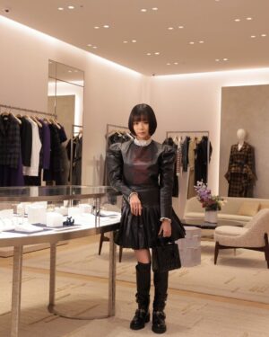 Shuri Instagram - @Dior さん　
神宮前オープニングイベントに
行かせていただきました。

素敵なDiorのワンピースは
レースもレザーになっています☝️

心が癒される空間でした。
またお邪魔します！

#SupportedByDior