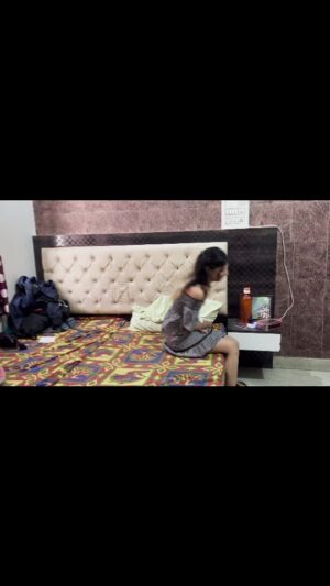 Simran Sahdev Instagram - Reel par 5k comments aagye toh new video upload karungi 🫣