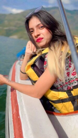 Simran Sahdev Instagram - Kya apne kabhi pahado ke bich boating kari h?
.
.
.
#boating #nature #sunkissed #love #simransahdev #namalsondhi