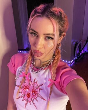 Skylar Roberge Instagram - My LA bbs, 1st show of the new year 💖
Save the date Jan 24 😘
Tix in my bio 🎟️
@limelightmusicent @endlessriver_irl 

Wearing the bae @creepy.gals 🎀⛓️💕

#losangeles #animegirl #femaledj #bassmusic #trap #dubstep #kawaii #creepygals