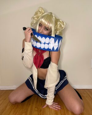 Skylar Roberge Instagram - Had to cosplay Himiko Toga for Halloween cuz she killeddddd it this new season 😈🔥🔪🩸

#himikotoga #myheroacademia #myheroacademiacosplay #himikotogacosplay #cosplay #halloweencostume #otaku