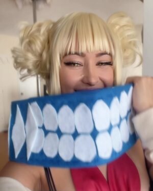 Skylar Roberge Instagram - Had to cosplay Himiko Toga for Halloween cuz she killeddddd it this new season 😈🔥🔪🩸

#himikotoga #myheroacademia #myheroacademiacosplay #himikotogacosplay #cosplay #halloweencostume #otaku