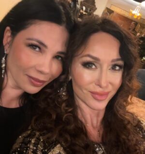 Sofia Milos Instagram - Fabulous Christmas party 2024 , at my friend #suewong custom made moroccan Palazzo. 
Wonderful seimg the usual suspects , share laughs and yummi food in the Christmas spirit of Joy , love, peace and sharing . Had a blast thank you @suewongfashion !
So nice to see so many amazing artist friends again ❤️🎄✨
@devinenews 
@billyzane 
@melissa.niece.smith 
@nigeldalyofficial and Louise 
@wowcreations 
Christ Pitman
@stevecook and Sandra 
@markgonpoint 
@morrisonmaryam @the_eden_magazine_ 
@kova_alexander 
And many more …
Amazing musicians serenading us 

Swipe left ⬅️ for more photos 

#christmasparty #christmas #christmas2024 #dinnerparty #suewong #grateful #losangeles#artist #friends