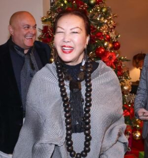 Sofia Milos Instagram - Fabulous Christmas party 2024 , at my friend #suewong custom made moroccan Palazzo. 
Wonderful seimg the usual suspects , share laughs and yummi food in the Christmas spirit of Joy , love, peace and sharing . Had a blast thank you @suewongfashion !
So nice to see so many amazing artist friends again ❤️🎄✨
@devinenews 
@billyzane 
@melissa.niece.smith 
@nigeldalyofficial and Louise 
@wowcreations 
Christ Pitman
@stevecook and Sandra 
@markgonpoint 
@morrisonmaryam @the_eden_magazine_ 
@kova_alexander 
And many more …
Amazing musicians serenading us 

Swipe left ⬅️ for more photos 

#christmasparty #christmas #christmas2024 #dinnerparty #suewong #grateful #losangeles#artist #friends