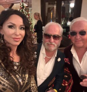 Sofia Milos Instagram - Fabulous Christmas party 2024 , at my friend #suewong custom made moroccan Palazzo. 
Wonderful seimg the usual suspects , share laughs and yummi food in the Christmas spirit of Joy , love, peace and sharing . Had a blast thank you @suewongfashion !
So nice to see so many amazing artist friends again ❤️🎄✨
@devinenews 
@billyzane 
@melissa.niece.smith 
@nigeldalyofficial and Louise 
@wowcreations 
Christ Pitman
@stevecook and Sandra 
@markgonpoint 
@morrisonmaryam @the_eden_magazine_ 
@kova_alexander 
And many more …
Amazing musicians serenading us 

Swipe left ⬅️ for more photos 

#christmasparty #christmas #christmas2024 #dinnerparty #suewong #grateful #losangeles#artist #friends