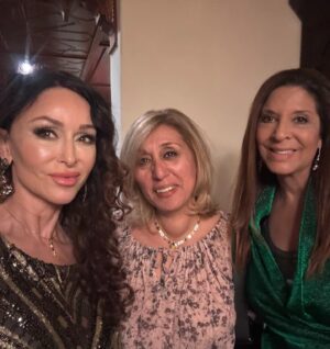 Sofia Milos Instagram - Fabulous Christmas party 2024 , at my friend #suewong custom made moroccan Palazzo. 
Wonderful seimg the usual suspects , share laughs and yummi food in the Christmas spirit of Joy , love, peace and sharing . Had a blast thank you @suewongfashion !
So nice to see so many amazing artist friends again ❤️🎄✨
@devinenews 
@billyzane 
@melissa.niece.smith 
@nigeldalyofficial and Louise 
@wowcreations 
Christ Pitman
@stevecook and Sandra 
@markgonpoint 
@morrisonmaryam @the_eden_magazine_ 
@kova_alexander 
And many more …
Amazing musicians serenading us 

Swipe left ⬅️ for more photos 

#christmasparty #christmas #christmas2024 #dinnerparty #suewong #grateful #losangeles#artist #friends