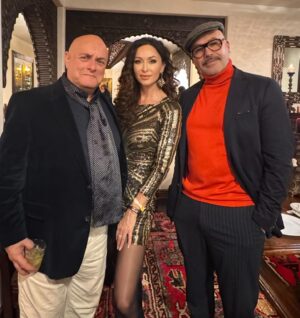 Sofia Milos Instagram - Fabulous Christmas party 2024 , at my friend #suewong custom made moroccan Palazzo. 
Wonderful seimg the usual suspects , share laughs and yummi food in the Christmas spirit of Joy , love, peace and sharing . Had a blast thank you @suewongfashion !
So nice to see so many amazing artist friends again ❤️🎄✨
@devinenews 
@billyzane 
@melissa.niece.smith 
@nigeldalyofficial and Louise 
@wowcreations 
Christ Pitman
@stevecook and Sandra 
@markgonpoint 
@morrisonmaryam @the_eden_magazine_ 
@kova_alexander 
And many more …
Amazing musicians serenading us 

Swipe left ⬅️ for more photos 

#christmasparty #christmas #christmas2024 #dinnerparty #suewong #grateful #losangeles#artist #friends