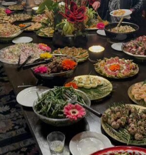 Sofia Milos Instagram - Fabulous Christmas party 2024 , at my friend #suewong custom made moroccan Palazzo. 
Wonderful seimg the usual suspects , share laughs and yummi food in the Christmas spirit of Joy , love, peace and sharing . Had a blast thank you @suewongfashion !
So nice to see so many amazing artist friends again ❤️🎄✨
@devinenews 
@billyzane 
@melissa.niece.smith 
@nigeldalyofficial and Louise 
@wowcreations 
Christ Pitman
@stevecook and Sandra 
@markgonpoint 
@morrisonmaryam @the_eden_magazine_ 
@kova_alexander 
And many more …
Amazing musicians serenading us 

Swipe left ⬅️ for more photos 

#christmasparty #christmas #christmas2024 #dinnerparty #suewong #grateful #losangeles#artist #friends