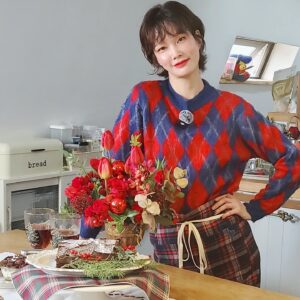 Song Kyung-a Instagram - 크리스마스를
대표하는 프렌치 디저트 중 하나인 
bûche de Noël 케이크를 한번 만들어봤어요. 
케이크는 뭐 종종 이것저것 만들어 봤었지만 
bûche de Noël은 또 처음이라 맛없으면 어쩌지
하고 걱정을 사알짝💕  했었는데, 웬걸~
너어무 너어무 촉촉하고 맛있는(게다가 엄청 예쁘기까지)
크리스마스 케이크가 완성됐지 모예요😘
올 크리스마스에 분위기 있게 뭘 해 먹을까하고 
고민중인 쪼꼬미들!!! 제 레시피 고대로 
bûche de Noël 케이크 한번 도전해보시길
바래요🖐🖐🖐
. . .
#맛없없메뉴
#Christmasmood🎄
#BûchedeNoëlcake
#남은재료로
#Tiramisu까지 #뚝딱
#자세한레시피는
#유튜브에서확인하세요
#송경아의쇼룸
#오늘업로드되었습니다⬆️