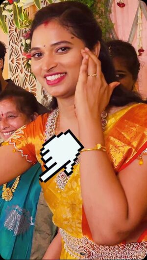 Sravani Varma Samanthapudi Instagram - 😍 చూసారంటే వొదలరు😃👉 @pattuvastra  #bangkokpilla #trending #sarees #dasara #ammavaru #traditional #pattusarees