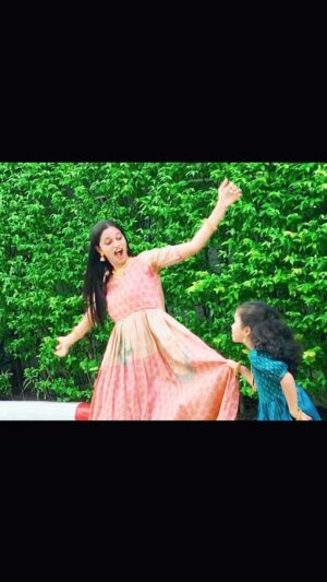 Sravani Varma Samanthapudi Instagram - Akka yevare athagadu 😍 with my 😘 lil one #bangkokpilla #telugu #trending #songs
