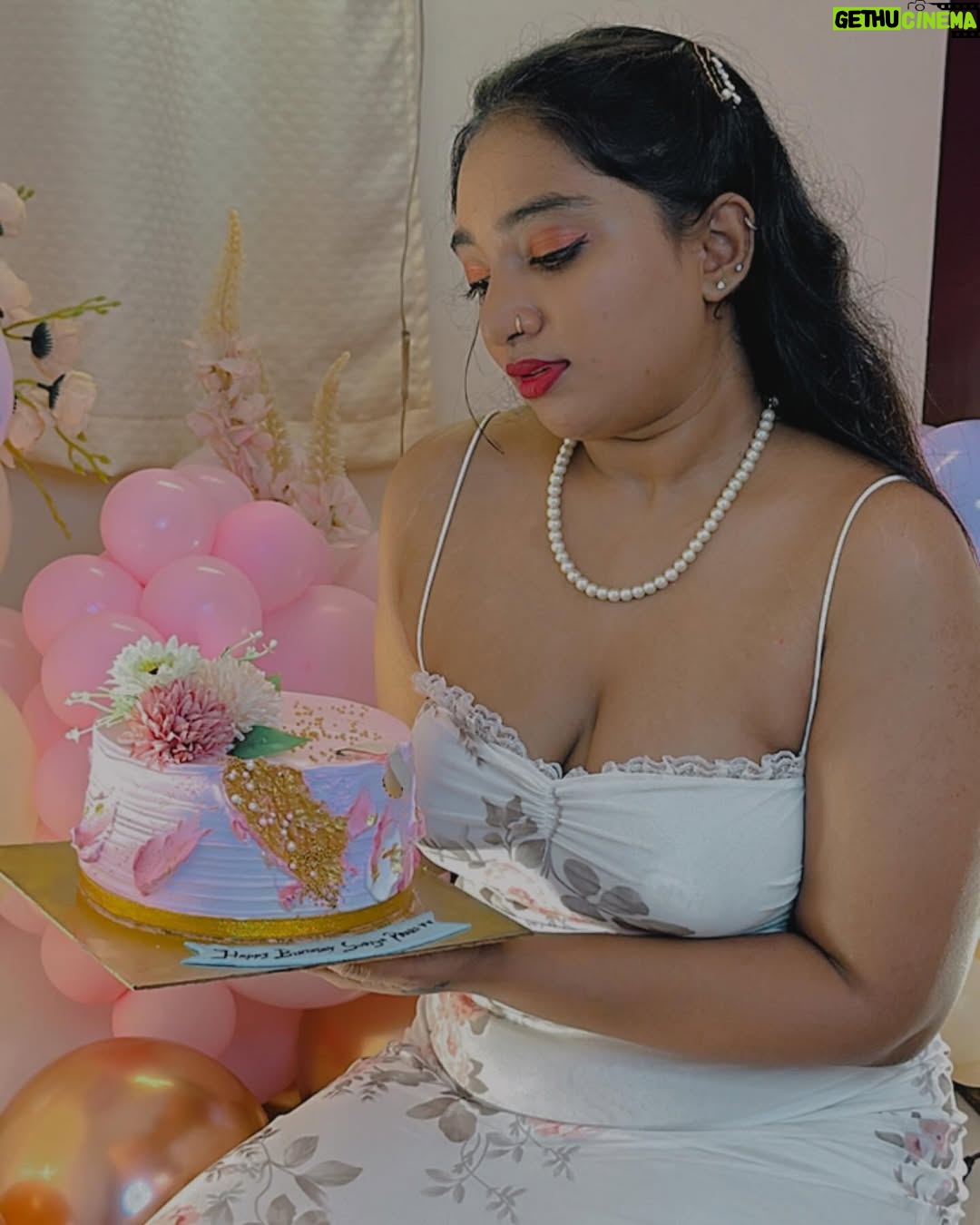 Suriya Praba - 35K Likes - 🌸❤️ happy 24 th birthday to me💋🌸
#post #trending #suriyapraba #instagram