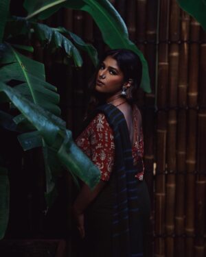 Swarnaa Rajalingam Instagram - swipe all the way to the end to see why I continue to be loud about colourism. For the little me who didn’t have role models. For the little me who didn’t know what “colourism” even was. The little me who hated herself and couldn’t see past her “dark complexion.” For the little me who felt lonely in her journey of battling insults, bullying and feeling discriminated based purely on her complexion. For the little me who believed the concept of being beautiful or being seen as beautiful just wasn’t for me. So now I choose to speak so other girls who were also once like little me or currently ARE little me can heal with me and reclaim our power & know our worth 🤎

A huge shoutout to @dioscuriphotography for empowering me through your shoots ☀️

Hair and makeup: 🙋🏾‍♀️🙋🏽‍♀️

Saree and jewellery: @ashkumaaar ‘s closet 

Backdrop: @sugarkane_ne 

[colourism, unfairandlovely, melaninmakeup]