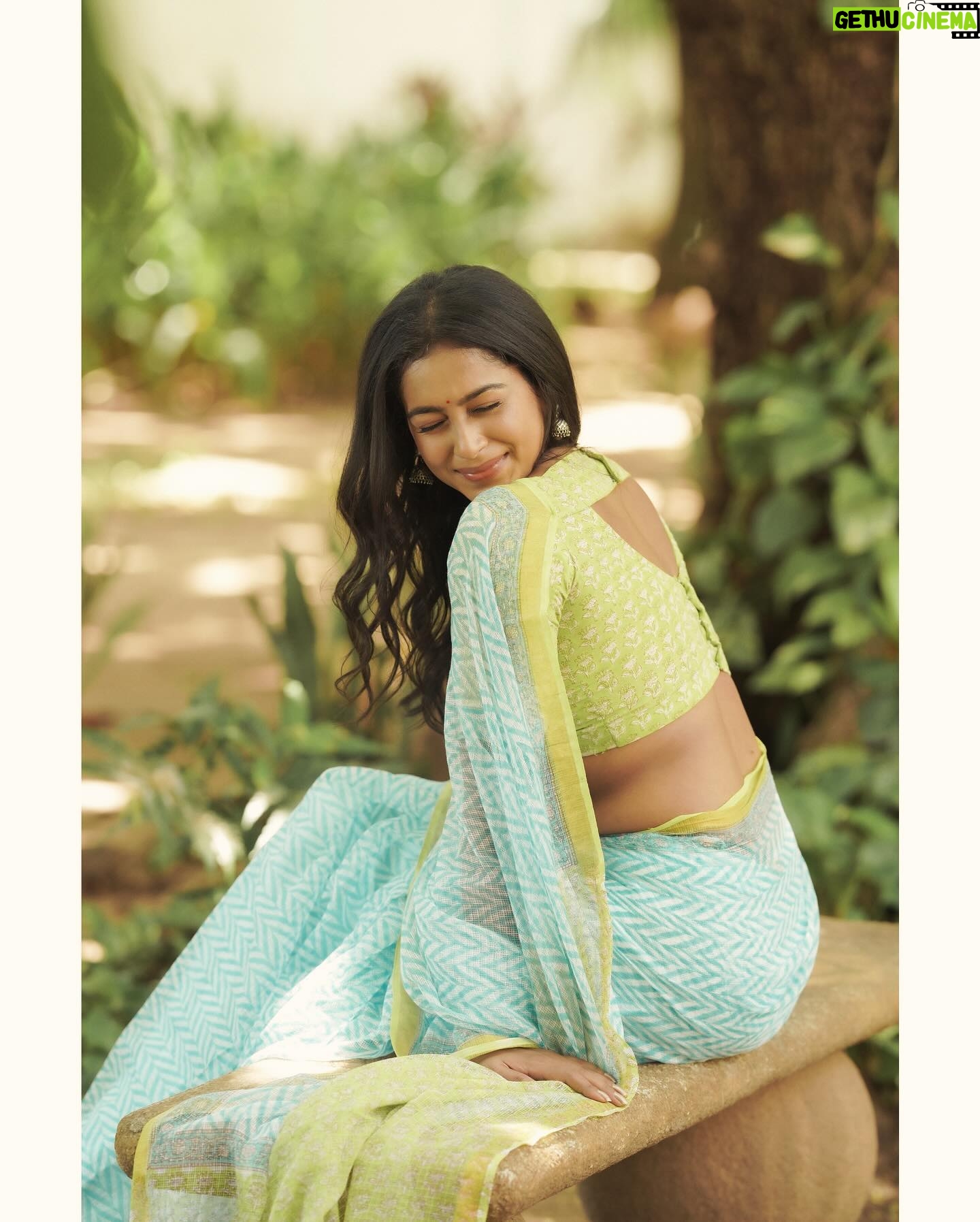 Swathi Konde - 47.8K Likes - 🌼
Costumes - @kaarigai.sarees
Photographer - @camerasenthil
Makeup - @rinkymakeup_artist
Hair - @mahi_hairstyliz
Shoot Organized by @rrajeshananda