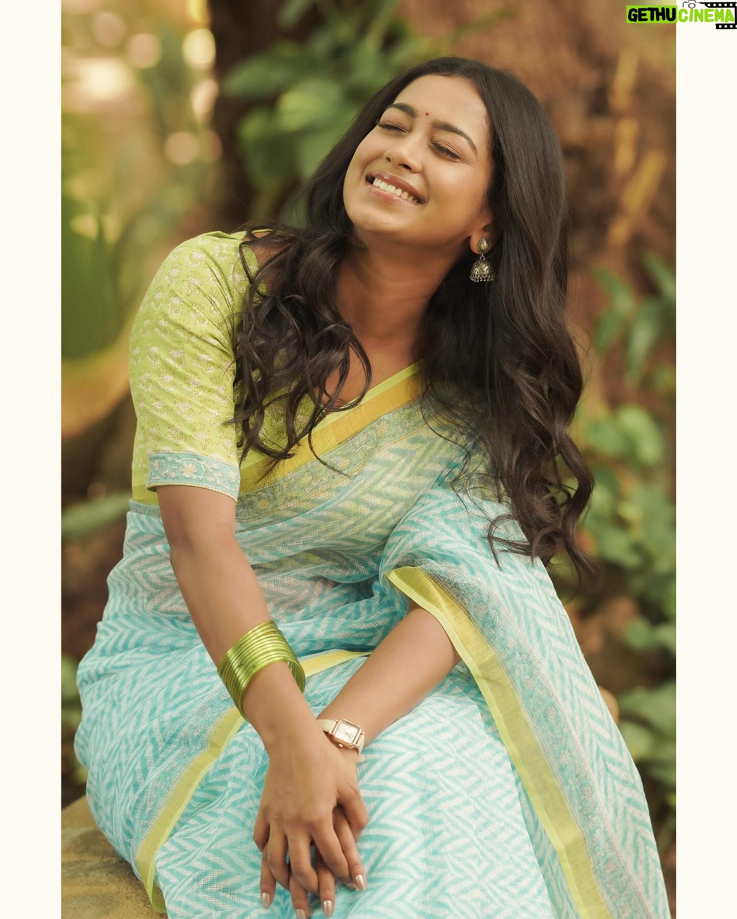 Swathi Konde - 47.8K Likes - 🌼
Costumes - @kaarigai.sarees
Photographer - @camerasenthil
Makeup - @rinkymakeup_artist
Hair - @mahi_hairstyliz
Shoot Organized by @rrajeshananda