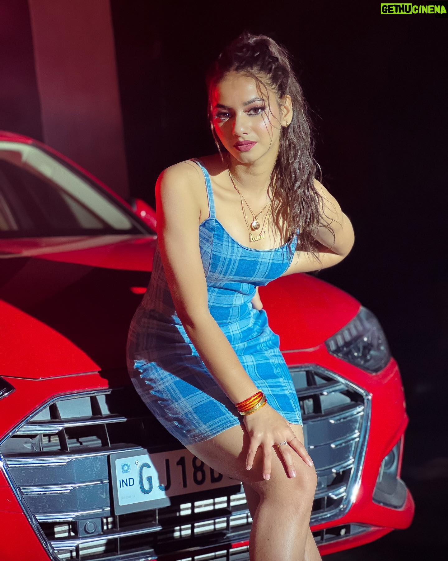 Tanu Rawat - 424.6K Likes - Gaddiyan uchiyan rakhiya 🚓
#tanurawat33
