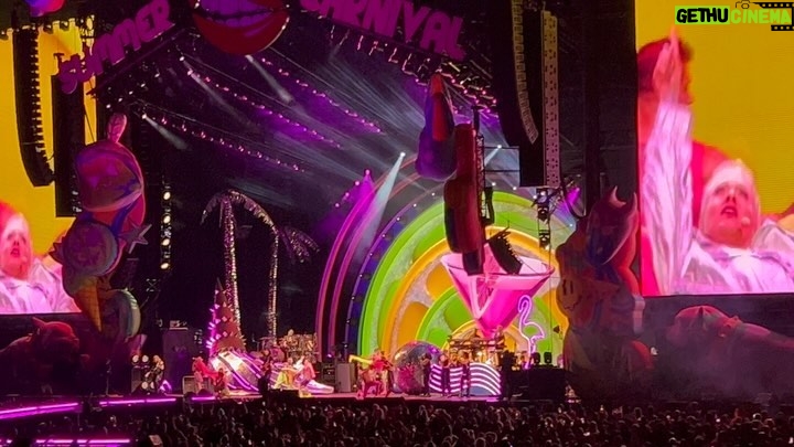 Teri Polo - 3.2K Likes - Raised my glass to @pink last night in Hershey Park Stadium in Pennsylvania.
Willow Sage Hart covered me in sunshine, @pink was a f*cking rock star beyond all words, and YOU ARE PERFECT!!! 🙌🏼😍✌🏼❤️
#rockstar #pink #hersheypark #willowsagehart #concert #music #blessed #perfect #sunshine