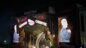 Teri Polo Instagram - Raised my glass to @pink last night in Hershey Park Stadium in Pennsylvania. 
Willow Sage Hart covered me in sunshine, @pink was a f*cking rock star beyond all words, and YOU ARE PERFECT!!! 🙌🏼😍✌🏼❤️

#rockstar #pink #hersheypark #willowsagehart #concert #music #blessed #perfect #sunshine