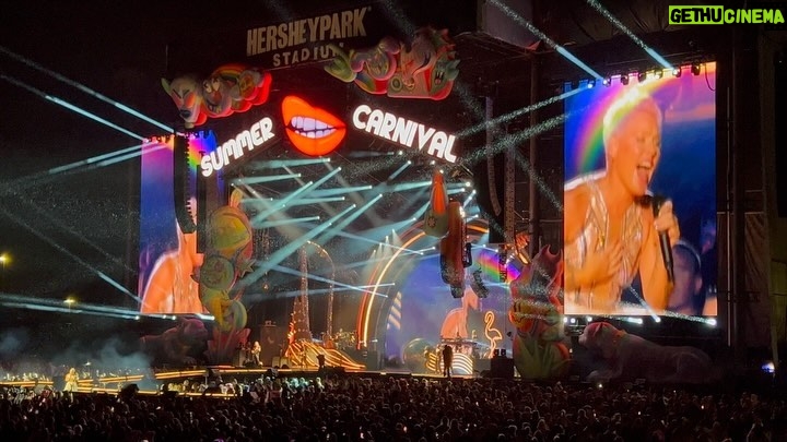 Teri Polo - 3.2K Likes - Raised my glass to @pink last night in Hershey Park Stadium in Pennsylvania.
Willow Sage Hart covered me in sunshine, @pink was a f*cking rock star beyond all words, and YOU ARE PERFECT!!! 🙌🏼😍✌🏼❤️
#rockstar #pink #hersheypark #willowsagehart #concert #music #blessed #perfect #sunshine