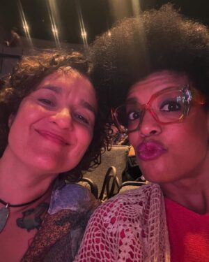 Thalma de Freitas Instagram - #tbt dessa semana 
Cosmopolitan com @pikinininha 
#wmeawards com @ceu 
Caetano & Bethânia com IanBlackers
Família no elevador 
Minha criança pronta pra formatura 
Amo a parceria@pikycandeias.comunicacao 
Olha ela aqui @preta.velha ❣️
@musicahenriquearaujo é sensacional!
Fica a dica 🙌🏾