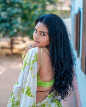 Thamizhvani Instagram - Cherishing 🍏💚

Potrait by @mcgstudio8216

#potrait #instapost #instafashion #instadaily #instagood #instatrending #photography #saree #sareelove #sareelover #greensaree #sunset #tamil  #insta #fyp #explore #instagram