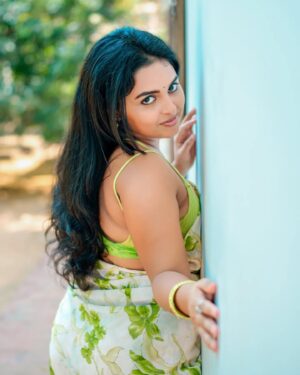 Thamizhvani Instagram - Cherishing 🍏💚

Potrait by @mcgstudio8216

#potrait #instapost #instafashion #instadaily #instagood #instatrending #photography #saree #sareelove #sareelover #greensaree #sunset #tamil  #insta #fyp #explore #instagram