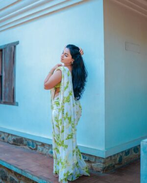 Thamizhvani Instagram - Cherishing 🍏💚

Potrait by @mcgstudio8216

#potrait #instapost #instafashion #instadaily #instagood #instatrending #photography #saree #sareelove #sareelover #greensaree #sunset #tamil  #insta #fyp #explore #instagram