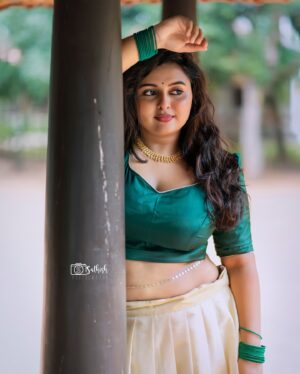 Thamizhvani Instagram - Mansilaayoo 🌼🌴🪷🛶🌾🪔

#onamlook #fyp #picofthedays #aniruthian #manjuwarrier #keralafestival