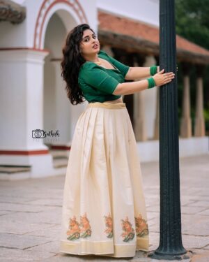Thamizhvani Instagram - Mansilaayoo 🌼🌴🪷🛶🌾🪔

#onamlook #fyp #picofthedays #aniruthian #manjuwarrier #keralafestival