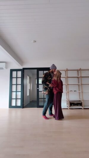 Tiia Elg Instagram - Muutettiin lauantaina koko päivä. Tanssittiin muuton keskellä viimeinen tanssi meidän rakkaalle ensimmäiselle yhteiselle kodille perheenä. 

Paljon onnea on mahtunut näiden seinien sisään. Kaikessa haikeudessa, uskallan sanoa koko perheen puolesta, että ollaan todella innoissaan uudesta tulevasta. 

Nää seinät toivottavat uudet asukkaat tervetulleiksi ja me jatketaan matkaa kohti uusia muistoja. 💜