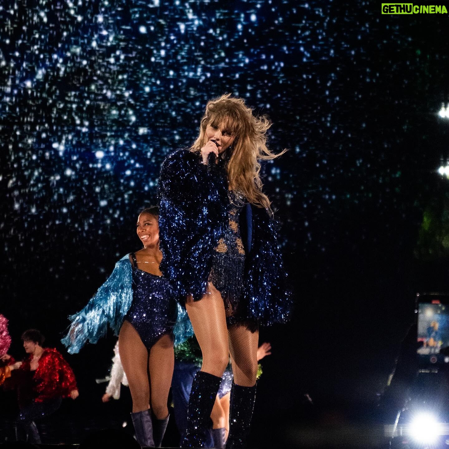 Tori Evans - 41.5K Likes - The one when confetti falls to the ground🥹
.
.
.
Vancouver here we come for one last weekend with you! 🎉 I want to hear all your favorite show moments below ⬇️ because I know when the confetti falls for the last time, yall I’m going to be…😭😭😭😭
Long Live the Eras Tour
🩷❤️🧡💛💚🩵💙💜🤎🤍🩶🖤
📸 @razaeletan and many more that I’ve missed