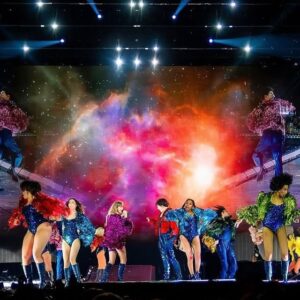 Tori Evans Instagram - The one when confetti falls to the ground🥹
.
.
.
Vancouver here we come for one last weekend with you! 🎉 I want to hear all your favorite show moments below ⬇️ because I know when the confetti falls for the last time, yall I’m going to be…😭😭😭😭 
Long Live the Eras Tour 
🩷❤️🧡💛💚🩵💙💜🤎🤍🩶🖤
📸 @razaeletan and many more that I’ve missed