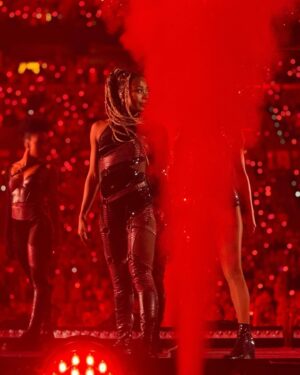 Tori Evans Instagram - See you ✌🏾morrow Toronto 🇨🇦 
.
.
.
Toronto are you ready for ✌🏾 weekends with us?!! ❤️‍🔥🖤 
#erastour #finalstops #erasgoestocanada
📸 via FB @sarahbarr 🙏🏾