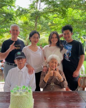 Twinda Rarasati Instagram - Halo Gong 🥹💖

👴🏻 “Ini siapa? Mukanya kaya Mbayi?”
👩🏻 “Gongka dulu waktu muda playboy atau bucin?”
👴🏻 “Waktu Gongka muda dulu…..”

And thats how the stories began over dimsum or bakmi gm. Selalu ada pertanyaan random tapi Gongka selalu sabar jawab dan semangat bercerita. Yg selalu sayang sm istrinya. Sabar nemenin cucunya ngelamar berkali-kali supaya dapet jodohnya. Gongka jg mau nemenin Twinda nyekar eyang kakung & eyang putri. Gak pernah ngeluh capek walaupun jalannya jauh & panas. 

Thank you for being my Gongka, as I’ve never met my own Kakung & Opa 🥹 

The world just lost an honest man, a great soldier. You were a great father to your kids, a funny man to your grandchildren. May your value, your virtue, be passed on to your kids and grand children. Makasih Gong 💖 kita lanjut jaga eyang, your lion heart, cintanya Gongka. Tolong sampaikan salamku buat eyang kakung arsad, kakung warso & opa rijnhart diatas sana ya gong ☁️☁️ 

Love,
Eda & Twinda.