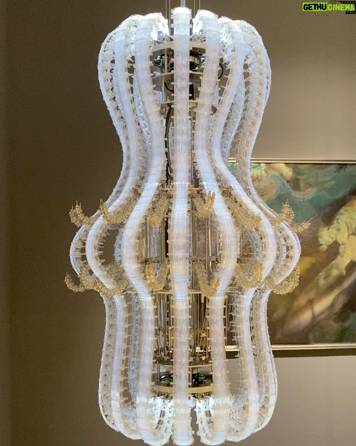 Tymee - 0.9K Likes - Kiaf, Frieze Seoul 2024
귀엽고 매력있는 캐릭터, 캐릭터가 가진 무드,
그리고 자연과 어우러지는 표현과 색감을 좋아해.
4시간30분 동안 뽈뽈뽈 돌아다니느라 다리는 아팠지만,
좋아하는 작가님들 그림 많이많이 보고
영감 가득 행복감 가득 충전하고 왔다.
음악도 그림도 글도 다 좋아해서 뭐 하나 놓지를 못하겠다.
예술은 항상 아름답고, 어려워서 너무 매력적이야.
#kiaf #frieze #키아프 #프리즈서울 #아트페어