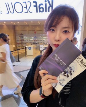 Tymee Instagram - Kiaf, Frieze Seoul 2024

귀엽고 매력있는 캐릭터, 캐릭터가 가진 무드, 
그리고 자연과 어우러지는 표현과 색감을 좋아해.

4시간30분 동안 뽈뽈뽈 돌아다니느라 다리는 아팠지만, 
좋아하는 작가님들 그림 많이많이 보고 
영감 가득 행복감 가득 충전하고 왔다. 

음악도 그림도 글도 다 좋아해서 뭐 하나 놓지를 못하겠다.
예술은 항상 아름답고, 어려워서 너무 매력적이야. 

#kiaf #frieze #키아프 #프리즈서울 #아트페어