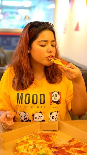 Uroosa Khan Instagram - Domino’s goes Domoji! Get ready for a flavor explosion & a comfy, new dine-in adventure. And their delightful lava cake was literally so so good😋💙

📍 Itehaad Dha, Karachi

#domoji #dominos #karaxhi #pizzalover #lavacake #foodie #karachifoodie #dominolavacake #dominopizza